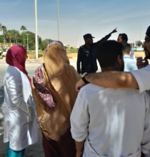 الشرطة تمنع الأطباء المقيمين من الاحتجاج أمام الرئاسة